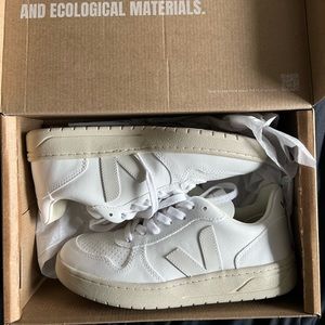 Brand new in box Veja V10 full white size 7